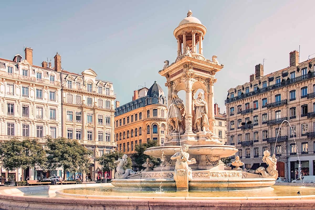 LYON TOURS & LUXURY TRAVEL